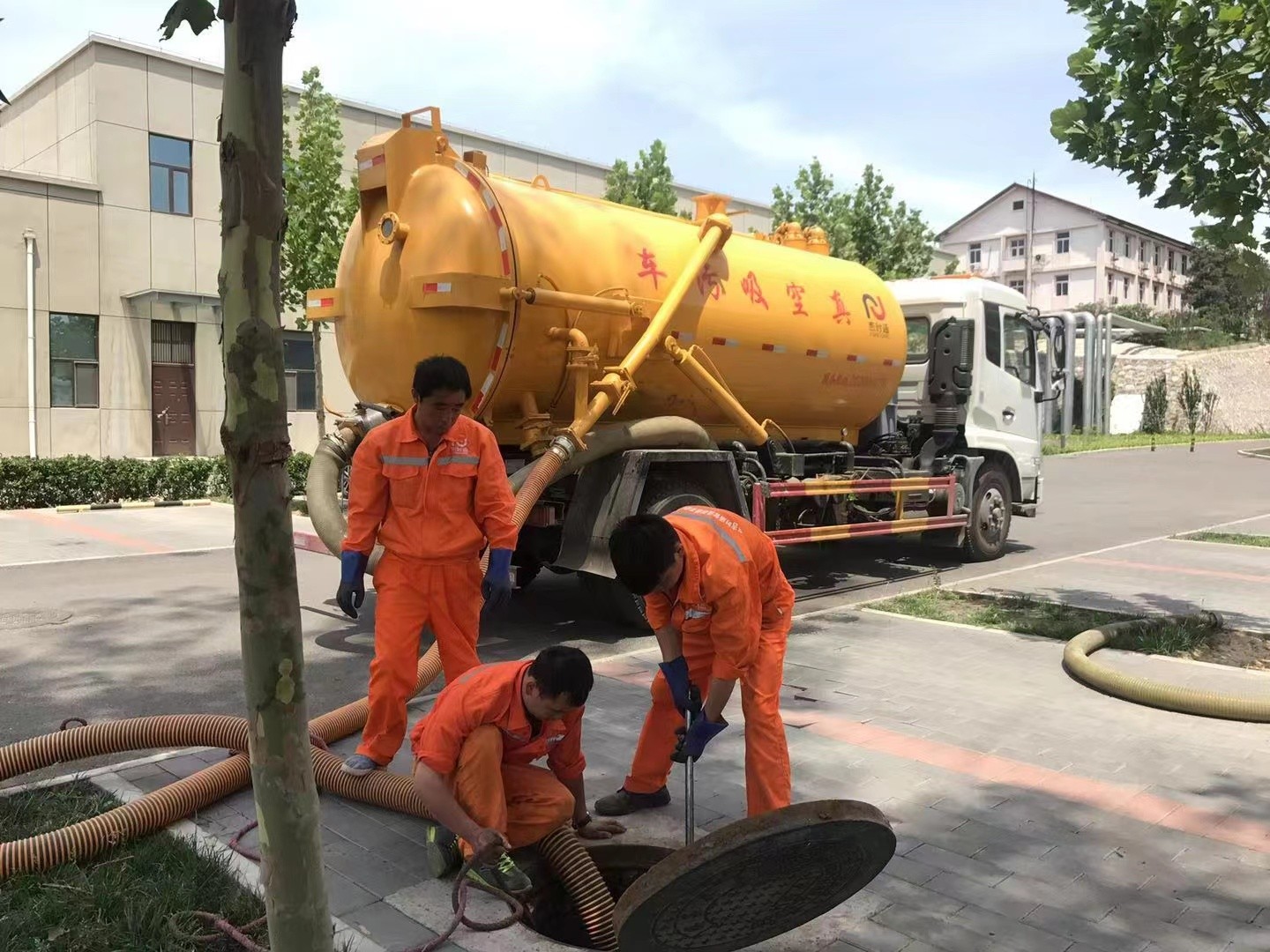 余干管道疏通车停在窨井附近