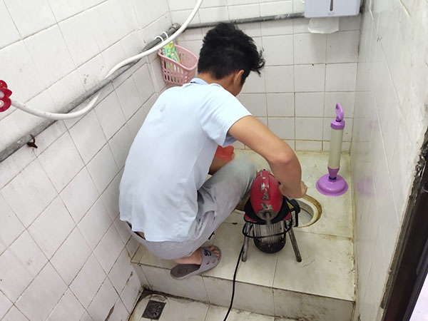 余干管道堵塞冒臭气 专业师傅现场解决问题