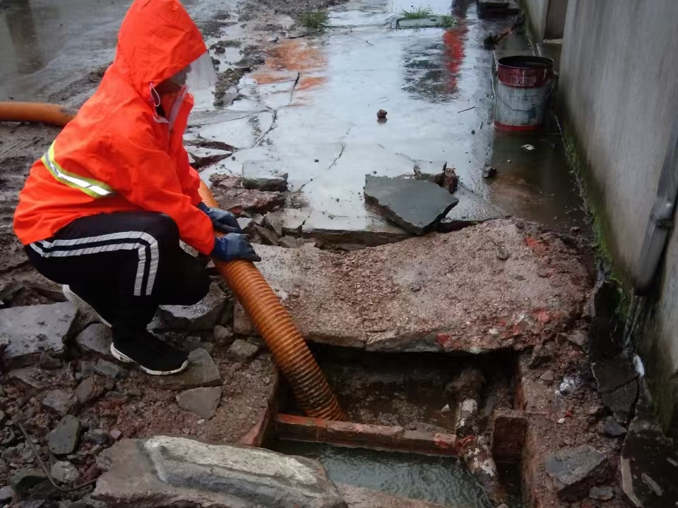 余干专业清理污水池 炜誉市政以规范流程守护城市 “肠道”