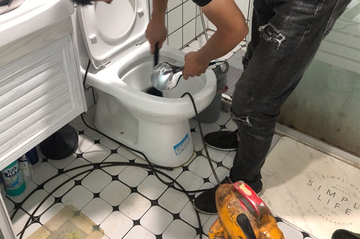 余干马桶堵塞自己疏通还是找师傅？专业上门服务让你省时更省心