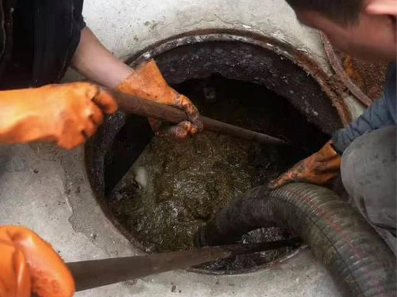 余干清理化粪池时如何避免沼气的危害？